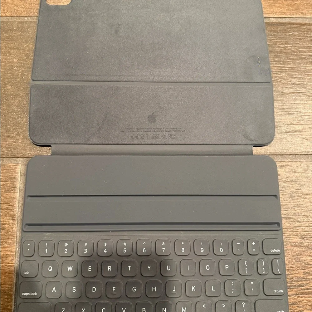 Apple iPad Pro 11-inch Smart Keyboard Folio Case Black - Picture 3 of 4